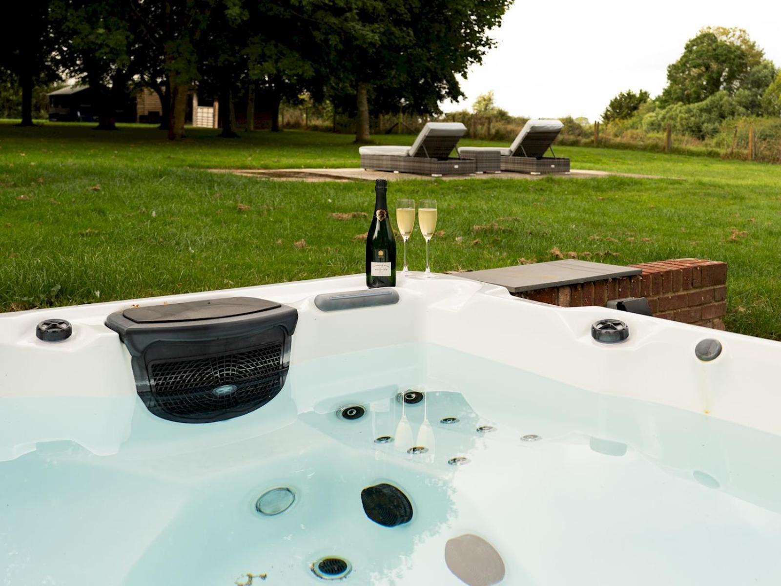 Chilterns Countryside Hideaway With Hot Tub Pass The Keys Villa Princes Risborough Exterior photo